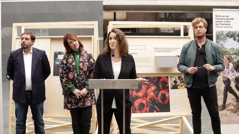 Ahinoa Aznarez en la presentación. El Parlamento foral acoge la exposición de Médicos sin Fronteras &#39;De la acción a la palabra&#39;. MSF.