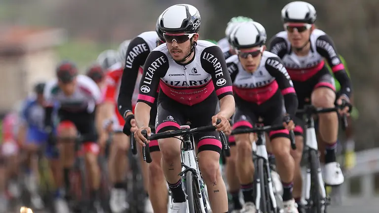 Corredores del Lizarte tiran del pelotón en una prueba LIZARTE