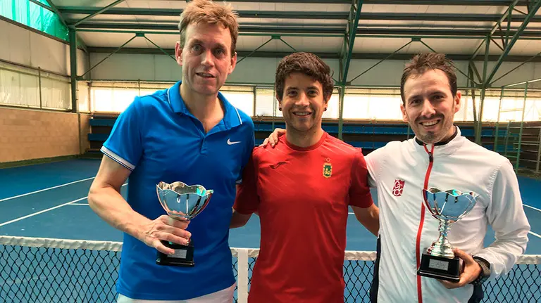 Alberto Sanz, del Club Tenis Pamplona, ganador del Campeonato de Navarra Veteranos CEDIDA