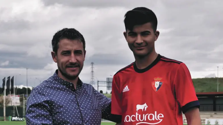Ilias Charid tras la firma de su renovación con Osasuna OSASUNA