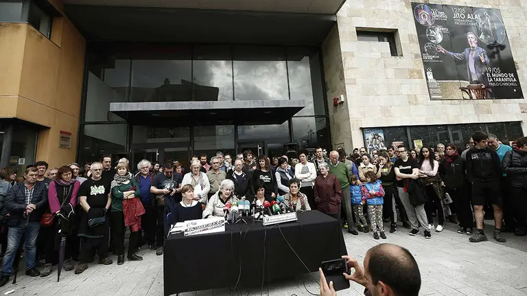 GRAF4069. ALSASUA (NAVARRA), 05/06/2018.- Los familiares de los cuatro detenidos hoy por la Guardia Civil en Alsasua (Navarra) por orden de la Audiencia Nacional condenados por la agresión a dos guardias civiles y sus parejas en dicha localidad en octubre de 2016, ofrecen una rueda de prensa en la que denuncian la &#34;innecesaria y exagerada&#34; demostración de &#34;fuerza y ocupación&#34;. EFE/Jesús Diges