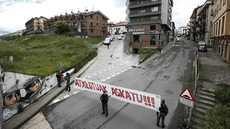 GRAF3848. ALSASUA (NAVARRA), 05/06/2018.- Efectivos de la Guardia Civil retiran una pancarta que cortaba el acceso al centro de la localidad de Alsasua colocada tras la detención esta mañana por orden de la Audiencia Nacional de cuatro condenados por la agresión a dos guardias civiles y sus parejas en dicha localidad navarra en octubre de 2016. Se trata de Jon Ander Cob, Julen Goikoetxea, Aratz Urraizola e Iñaki Abad, condenados a penas de entre 9 y 13 años de prisión, y que se encontraban en libertad provisional, en tanto que otros tres estaban en prisión desde hace año y medio.De los ocho condenados, la única que no ha sido detenida es Ainara Urkijo, a quien recayó la pena menor, dos años por amenazas y desórdenes públicos, por lo que previsiblemente no tendrá que ingresar en prisión. EFE/Jesús Diges