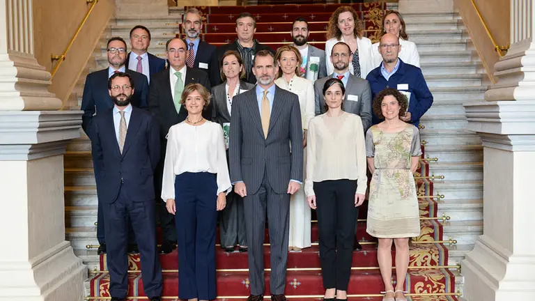 Representantes de PRS posando junto al rey Felipe VI