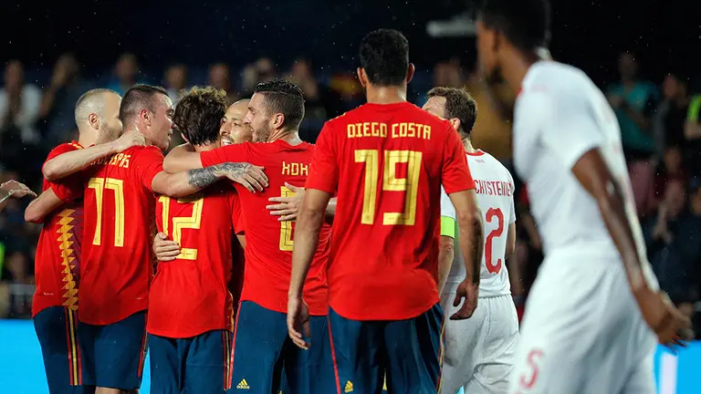 GRAF2725. VILLARREAL, 03/06/2018.- El defensa de la selección española Álvaro Odriozola (3i) celera con sus compañeros, su gol ante Suiza durante el partido amistoso que disputan en el estadio de La Cerámica. EFE/ Juan Carlos Cárdenas