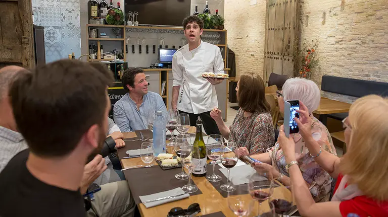 A* Jes&uacute;s GarzaronF* 2018_06_01T* Bloggers de toda Espa&ntilde;a visitan Navarra Queso denominaci&oacute;n de origen RoncalL* Restaurante Iru&ntilde;azarra