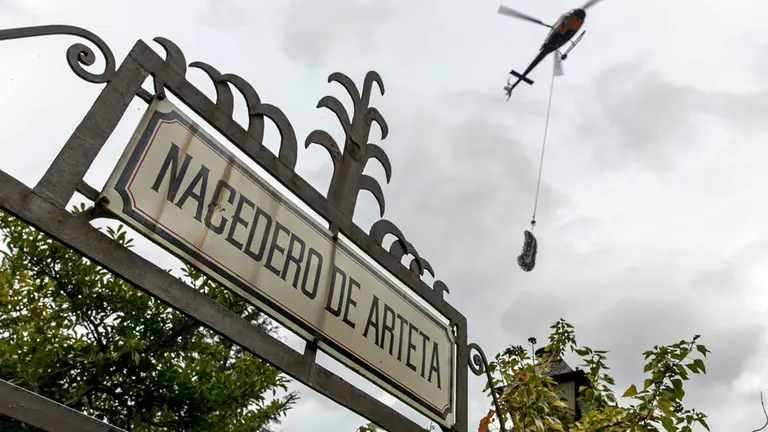 El nacedero de Arteta con un helicóptero sobrevolando la zona. CEDIDA