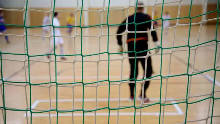Imagen de una portería en una pista de fútbol sala en un pabellón ARCHIVO