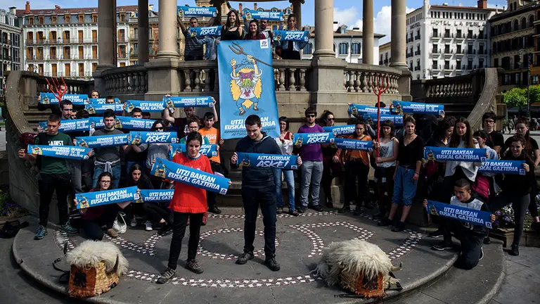 Rueda de prensa de ERNAI en la Plaza del Castillo para denunciar la sentencia, detenciones y convocar diferentes movilizaciones.. MIGUEL OSÉS_4
