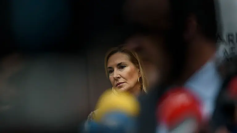 Ana Beltrán (PP) en el atrio del Parlamento Foral esperando a comparecer ante los medios de comunicación. MIGUEL OSÉS (2)