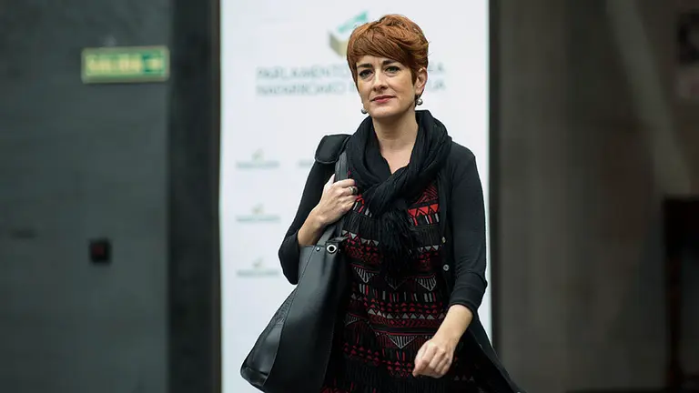 Bakartxo Ruiz (Bildu) entrando al parlamento Navarro. MIGUEL OSÉS