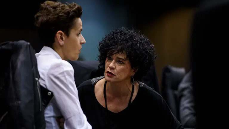 Inma Jurio y María Chivite (PSN) durante el pleno parlamentario de este jueves. MIGUEL OSÉS