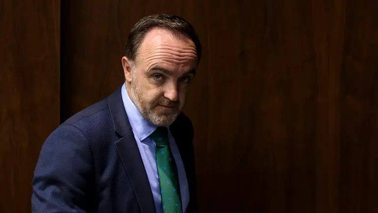 Javier Esparza (UPN) entrando a la camara del parlamento foral. MIGUEL OSÉS