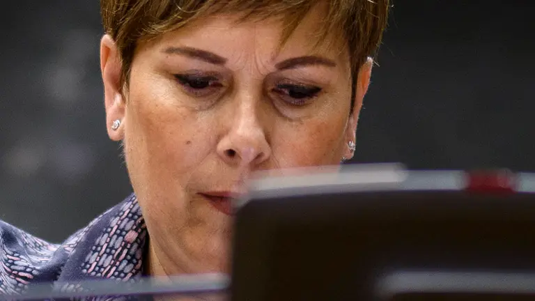 La presidenta del gobierno de Navarra Uxue Barkos (GeroaBai) momentos previos al comienzo del pleno parlamentario. MIGUEL OSÉS (1)