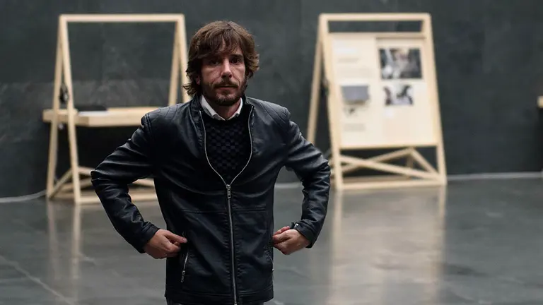 Mikel Buil (Podemos)momentos antes del pleno parlamentario. MIGUEL OSÉS