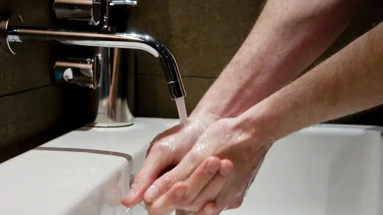 Una persona se lava las manos. CEDIDA