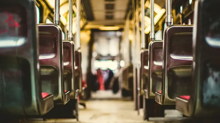 Interior de un autobús urbano