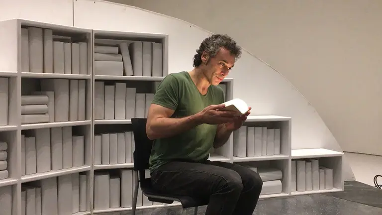 Toni Marsol durante un ensayo de su papel de Don Perlimplín