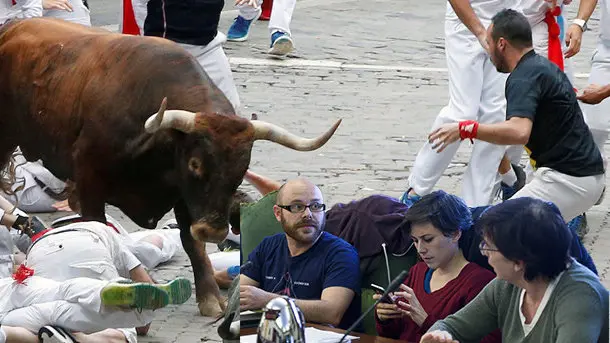 Un fotomontaje de un encierro de Miura junto a los concejales de Podemos e I-E en Pamplona.