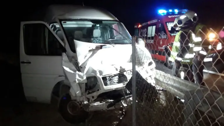 Imagen de la colisión entre un camión y una furgoneta en la AP-68 a su paso por Tudela, en un accidente atendido por bomberos y Policía Foral Foto BOMBEROS DE NAVARRA