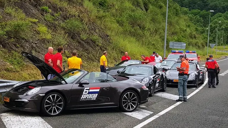 Imagen de los coches de marca Porsche y Maserati que han sido controlados por la Policía Foral en la carretera N121A, a su paso por Belate POLICÍA FORAL