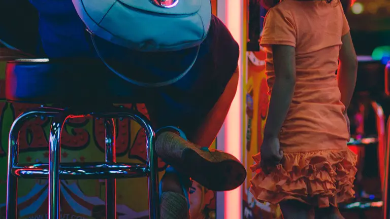 Una niña con su madre. ARCHIVO