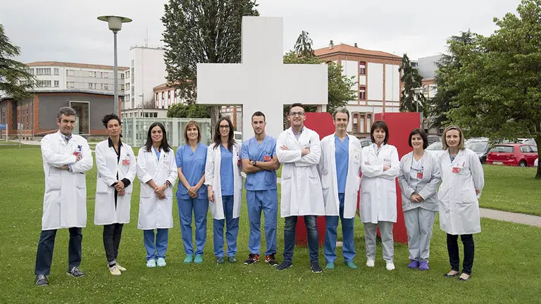El equipo de Neurocirugía posa en el recinto del CHN