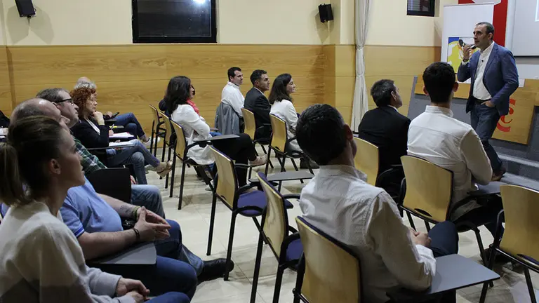 Xesco Espar imparte una conferencia.