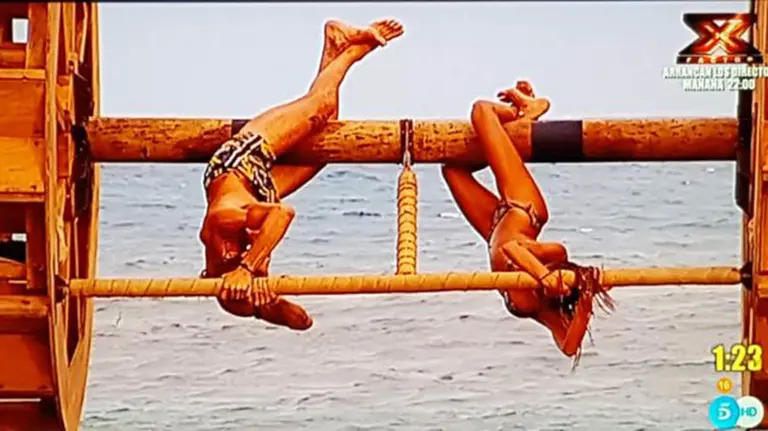 Sofía y Logan, pendiendo de La Noria Salvaje