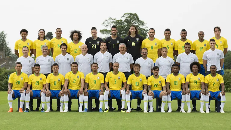 BRA01. LONDRES (REINO UNIDO), 08/06/2018.- Fotografía cedida por la Confederación Brasileña de Fútbol (CBF) del seleccionado brasileño de fútbol con uniforme oficial hoy, viernes 8 de junio de 2018, en el centro de entrenamiento del Tottenham, en Londres (Reino Unido). De pie (i-d): Marquinhos, Filipe Luis, Danilo, Marcelo, Ederson, Alisson, Cássio, Renato Augusto, Casemiro, Paulinho, Fernandinho y Geromel. En el medio (i-d): Ricardo Rosa (preparador físico), Fábio Mahseredjian (preparador físico), Rodrigo Lasmar (médico), Taffarel (entrenador de portero), Edu Gaspar (coordinador de selecciones), Tite (técnico), Cléber Xavier (auxiliar técnico), Sylvinho (auxiliar técnico), Fernando Lázaro (analista de desempeño) y Matheus Bachi (auxiliar técnico y tecnológico). Sentados (i-d): Roberto Firmino, Taison, Philippe Coutinho, Thiago Silva, Gabriel Jesus, Miranda, Neymar, Fágner, Fred, Willian y Douglas Costa. EFE/Lucas Figueiredo/CBF/SOLO USO EDITORIAL/NO VENTAS/NO ARCHIVO