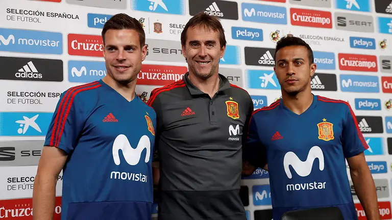GRAF6470. KRASNODAR (RUSIA), 08/06/2018.- El seleccionador español, Julen Lopetegui (c) junto a los jugadores César Azpilicueta (i) y Thiago Alcántara durante la rueda de prensa ofrecida hoy en Krasnodar, ciudad en la que el equipo tiene su "cuartel general" de cara a la participación en el Mundial Rusia 2018. EFE/Javier Etxezarreta