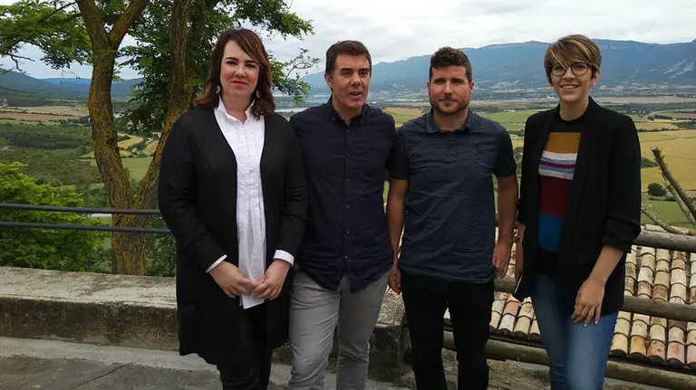 Los líderes de Podemos Aragón y Podemos Navarra, posando juntos en Artieda