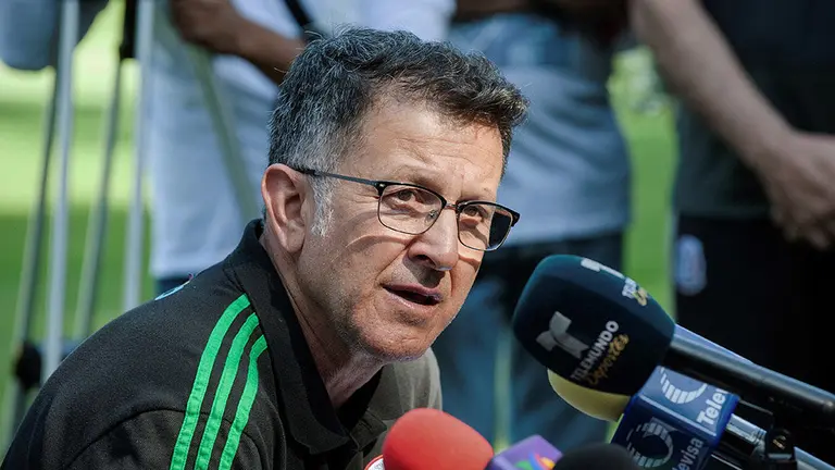 GRAF6065. BRØNDBY (DINAMARCA), 08/06/2018.- El seleccionador mexicano, el colombiano Juan Carlos Osorio, durante la rueda de prensa de la selección de México en el estadio de Brondby. Osorio admitió hoy que estaba enterado de que algunos jugadores iban a celebrar una fiesta el sábado tras el amistoso contra Escocia y restó importancia al incidente. EFE/ Ricardo Ramirez