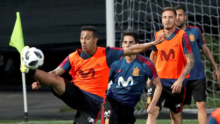 GRAF6521. KRASNODAR (RUSIA), 08/06/2018.- El centrocampista de la selección española Thiago Alcántara (i) durante el entrenamiento de hoy en Krasnodar, ciudad en la que el equipo tiene su "cuartel general" de cara a la participación en el Mundial Rusia 2018. EFE/Javier Etxezarreta