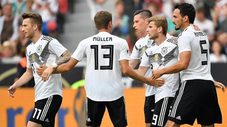 EPA6347. LEVERKUSEN (ALEMANIA), 08/06/2018.- (De izda-dcha) Los jugadores de la selección de fútbol de Alemania; Marco Reus, Thomas Müller, Julian Draxler, Timo Werner y Mats Hummels, celebran un tanto durante el encuentro amistoso frente a la selección de Arabia Saudí, en Leverkusen, Alemania, hoy, 8 de junio de 2018. EFE/ Ronald Wittek