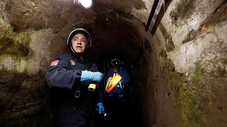  Un agente de la Unidad de Subsuelo de la Policía Nacional de Navarra recorre una de las galerías que se encuentran bajo Pamplona EFE (4)