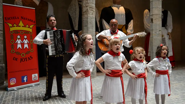 La Escuela Navarra de Jotas organiza por el Casco Viejo de Pamplona un acto presanferminero para apoyar a la  mujer en su faceta personal, profesional y lúdica. PABLO LASAOSA 02