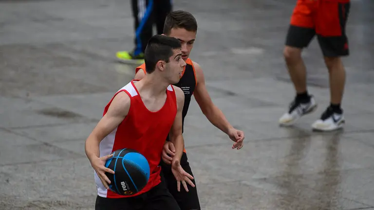 Plaza 3x3 CaixaBak con más de 1.400 jugadores inscritos y con Fernando Romay como embajador de la Federación Española de Baloncesto. PABLO LASAOSA 03