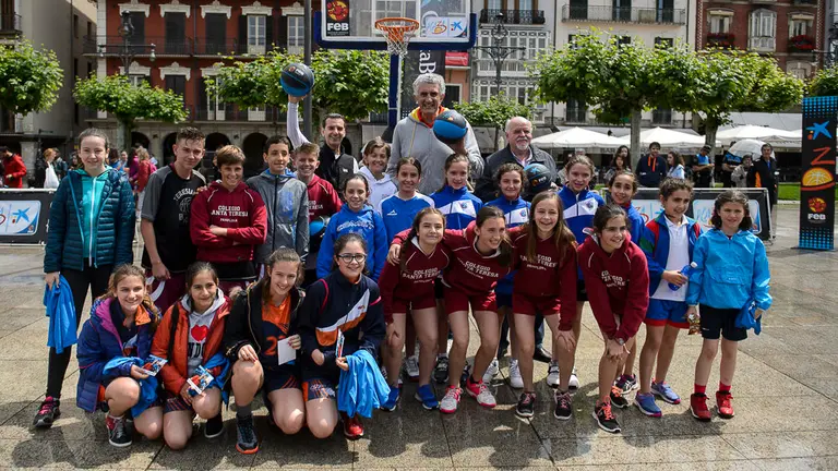 Plaza 3x3 CaixaBak con más de 1.400 jugadores inscritos y con Fernando Romay como embajador de la Federación Española de Baloncesto. PABLO LASAOSA 17