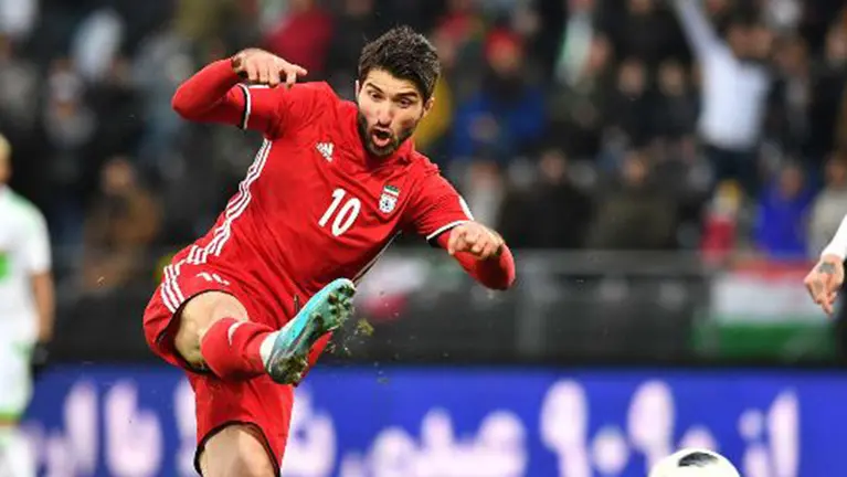 Karim Ansarifard juega con la selección de Irán.