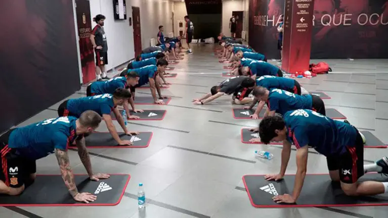 La selección Española realiza estiramientos en el hotel. Sefútbol.
