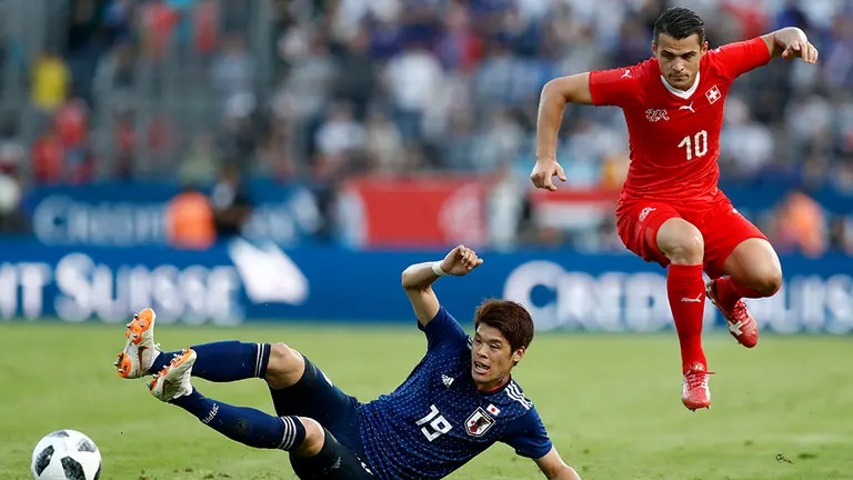 PK106 NATI. Lugano (Switzerland Schweiz Suisse), 08/06/2018.- Switzerland's Granit Xhaka, (R), in action against Japan's Hiroki Sakai (L), during an international friendly soccer match in preparation for the upcoming 2018 Fifa World Cup in Russia between Switzerland and Japan at the Cornaredo stadium in Lugano, Switzerland, 08 June 2018. (Mundial de Fútbol, Futbol, Amistoso, Suiza, Rusia, Japón) EFE/EPA/PETER KLAUNZER
