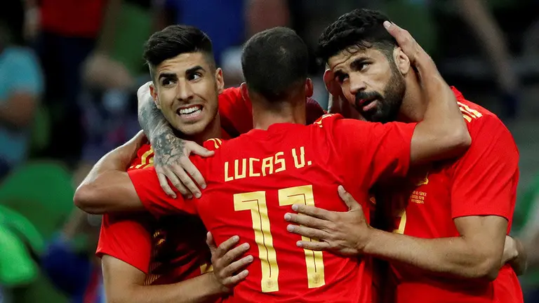 GRAF7169. Krasnodar, 09/06/2018.- Los delanteros de la selección española, Diego Costa (d), Lucas Vázquez (c) y Marco Asensio, celebran el gol convertido por Costa, durante el encuentro amistoso preparatorio para el mundial de Rusia contra Túnez, disputado en el Kranodar estadio. EFE/Javier Etxezarreta.