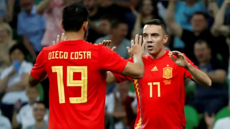 Diego Costa  con Iago Aspas, autor del gol a Túnez. Efe.