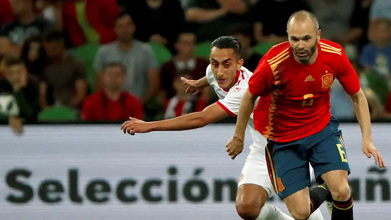 GRAF7036. Krasnodar, 09/06/2018.- El centrocampista de la selección española, Andrés Iniesta (d), conduce el balón ante el jugador de Túnez, Saif-Eddine Khaoui, durante el encuentro amistoso preparatorio para el mundial de Rusia, disputado en el Kranodar estadio. EFE/Javier Etxezarreta.
