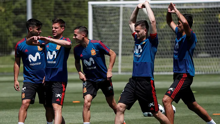 GRAF7339. KRASNODAR (RUSIA), 10/06/2018.- Los jugadores de la selección española de fútbol Marco Asensio, César Azpilicueta, Lucas Vázquez, Nacho Fernández y Rodri (i-d), durante el entrenamiento realizado hoy en Krasnodar (Rusia). España cerró ayer la fase de preparación para el Mundial de Rusia con una victoria por 1-0 ante Túnez. EFE/Javier Etxezarreta