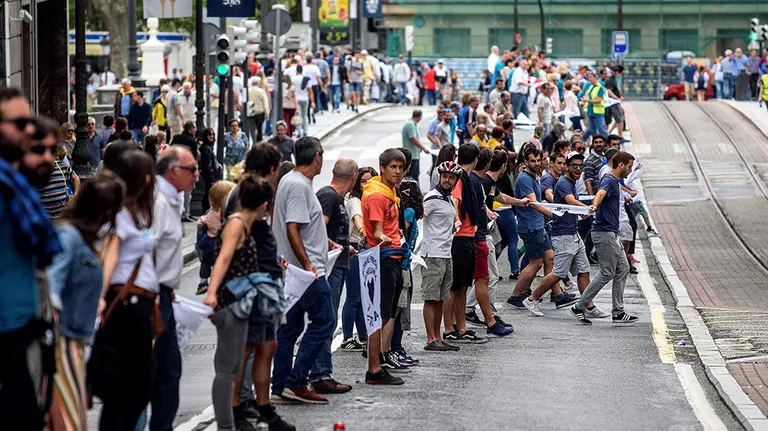 GRAF7398. BILBAO, 10/06/2018.- Cadena humana a favor del derecho a decidir organizada por la plataforma Gure Esku Dago (Está en nuestras manos), en la calle Navarra de Bilbao. EFE/JAVIER ZORRILLA