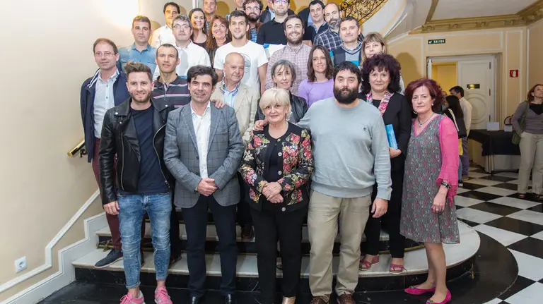 los 23 profesionales y directivos que han cursado el programa de Liderazgo Participativo y los ponentes:  Leandro Gil,  junto a Ignacio Ugalde presidente de ANEL, Pilar Idoate,  Jes&uacute;s I&ntilde;igo. ANEL