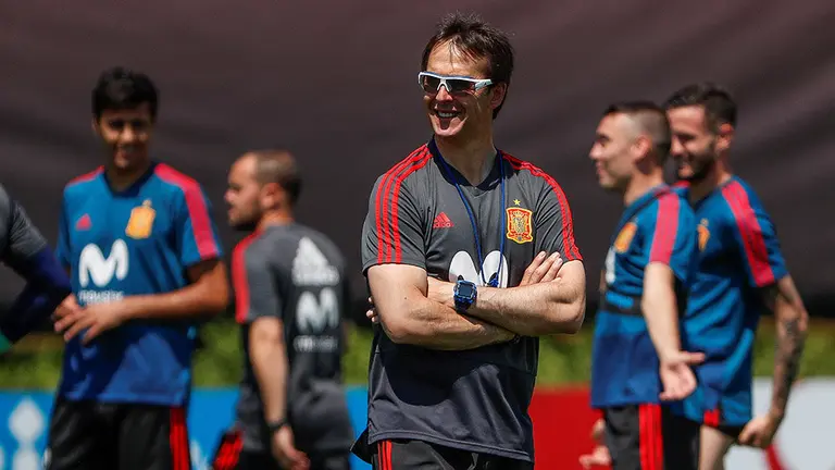 GRAF7332. KRASNODAR, 10/06/2018.- El seleccionador nacional, Julen Lopetegui, sonríe durante el entrenamiento de la selección de España hoy en Krasnodar (Rusia). España cerró ayer la fase de preparación para el Mundial de Rusia con una victoria por 1-0 ante Túnez. EFE/Javier Etxezarreta