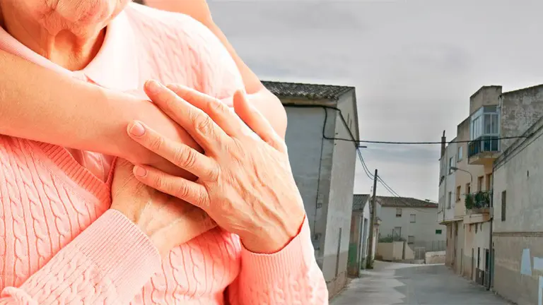 Una persona abraza a una anciana con la localidad de Los Arcos de fondo. ARCHIVO