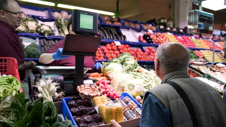 Antonio López adquiere productos para bodegones en el mercado del Ensanche. MIGUEL SANTIAGO09